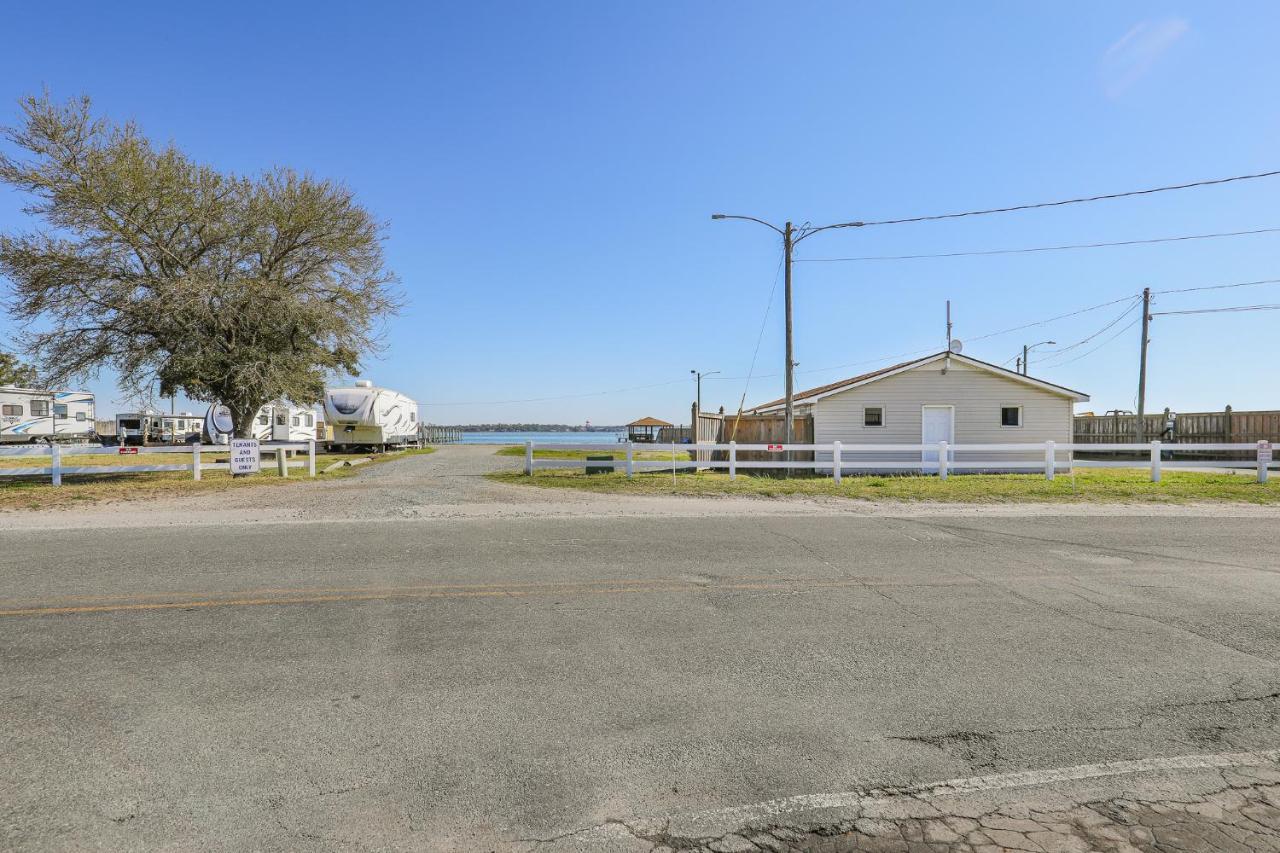 Spacious Home With Waterfront View-Welcome Pets Sneads Ferry Buitenkant foto